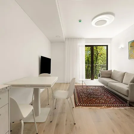 Bright 2br With Private Ev Parking, Workspace, Ac Appartamento