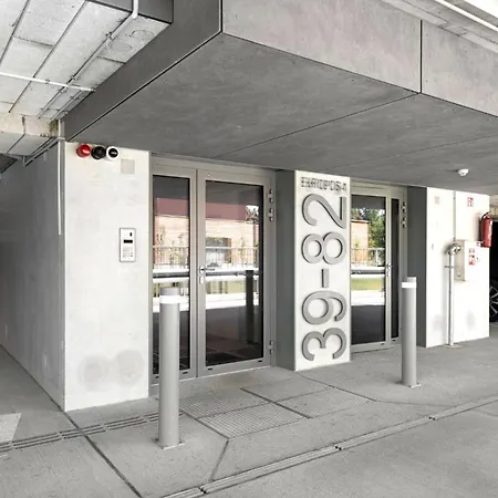 Bright 2br With Private Ev Parking, Workspace, Ac Kaunas