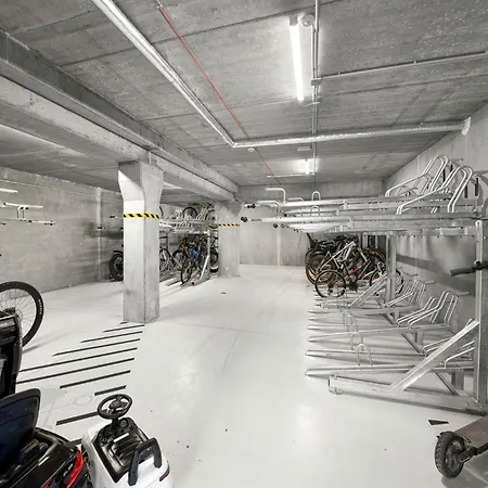 Bright 2br With Private Ev Parking, Workspace, Ac Kaunas