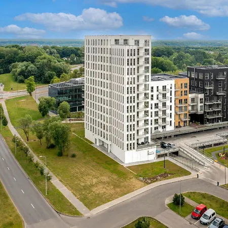 Bright 2br With Private Ev Parking, Workspace, Ac Apartamento *