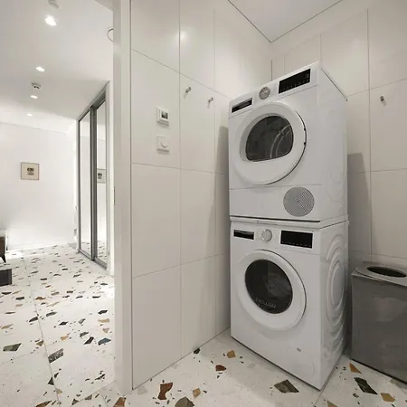 Bright 2br With Private Ev Parking, Workspace, Ac