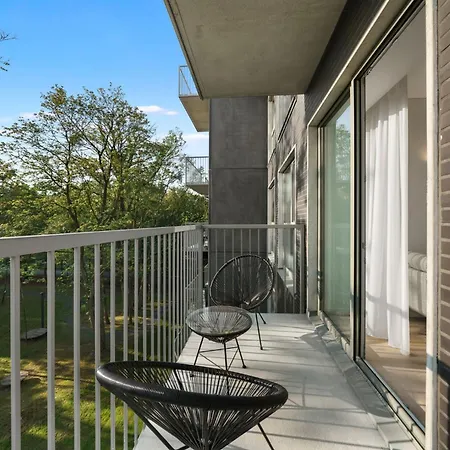 Bright 2br With Private Ev Parking, Workspace, Ac