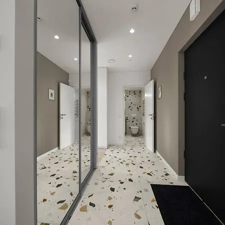 Bright 2br With Private Ev Parking, Workspace, Ac Apartamento