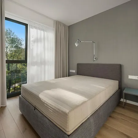 Apartamento Bright 2br With Private Ev Parking, Workspace, Ac