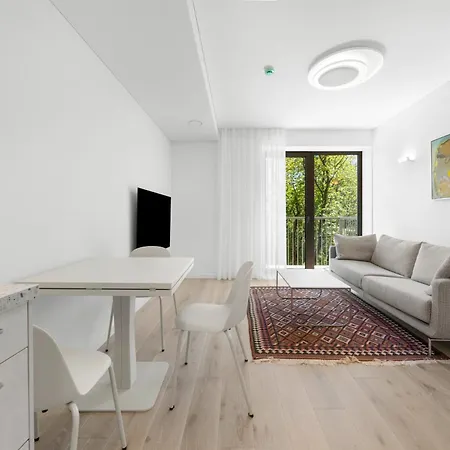 Bright 2br With Private Ev Parking, Workspace, Ac