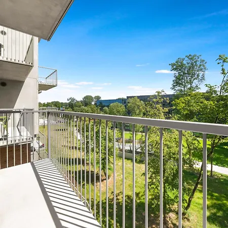 Bright 2br With Private Ev Parking, Workspace, Ac Apartment