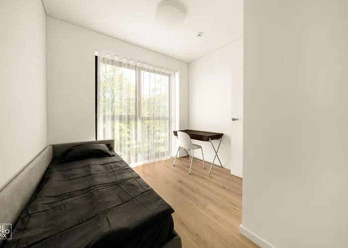 Bright 2br With Private Ev Parking, Workspace, Ac