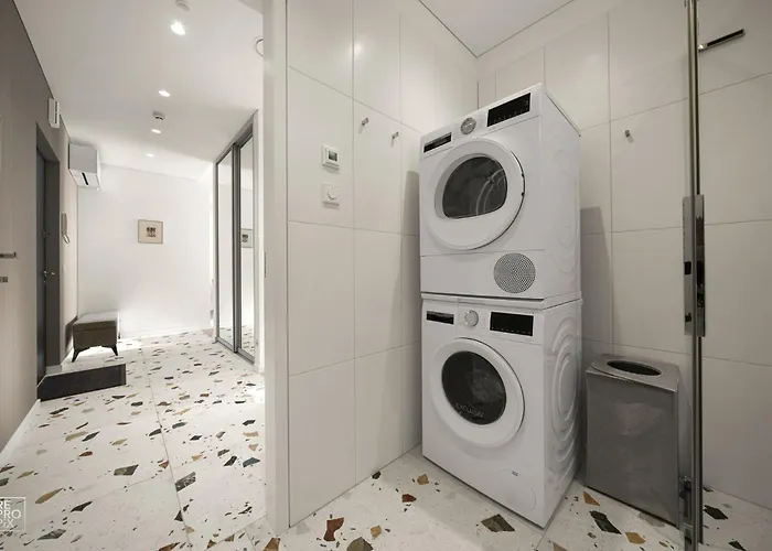 Bright 2br With Private Ev Parking, Workspace, Ac