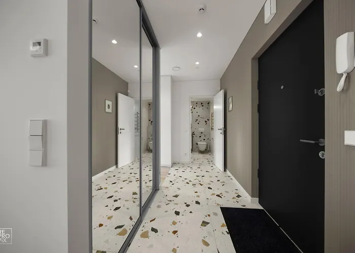 Bright 2br With Private Ev Parking, Workspace, Ac Apartman