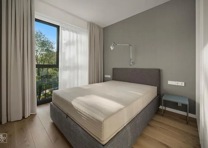 Apartman Bright 2br With Private Ev Parking, Workspace, Ac