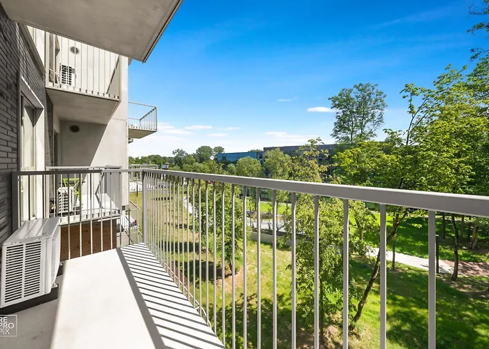 Bright 2br With Private Ev Parking, Workspace, Ac Apartman