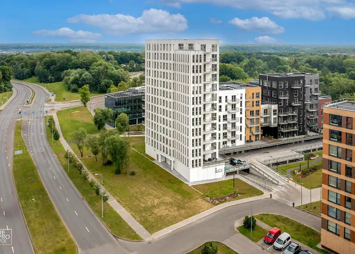 Bright 2br With Private Ev Parking, Workspace, Ac Apartman *